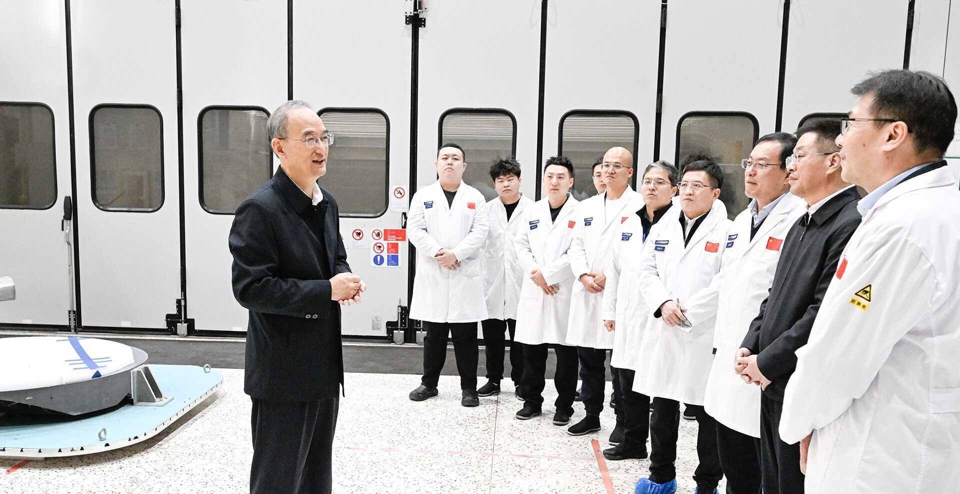 黃強(qiáng)到中國科學(xué)院長春光機(jī)所宣講全會精神并調(diào)研